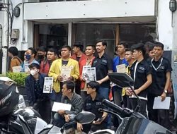 Bagi-bagi Poster Imbauan Pemilu Damai, Aliansi Aktivis Jabar : Kontestasi Politik Hanya Sementara, Persatuan Indonesia Selamanya