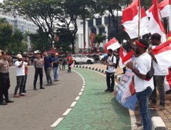 Mahasiswa Asal Papua Bagikan Bendera Merah Putih di Kawasan Patung Kuda Jakpus