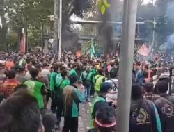 Oknum Ojol Tembakkan Petasan ke Petugas, Massa Langsung Amankan : Jangan Ikut Demo Lagi, Merusak Citra!