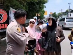 Geleng-geleng Kepala Lihat Kelakuan Emak-emak ARM di Colomadu, Aksi Berpakaian Muslimah Tapi Teriak Nama Binatang & Hujatan Kasar